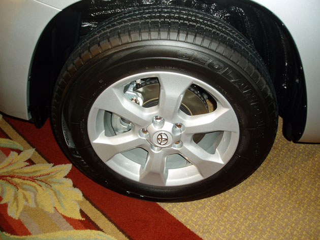 2012 Toyota RAV4 - Wheels