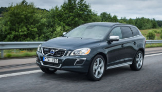 2013 Volvo XC60 front view moving