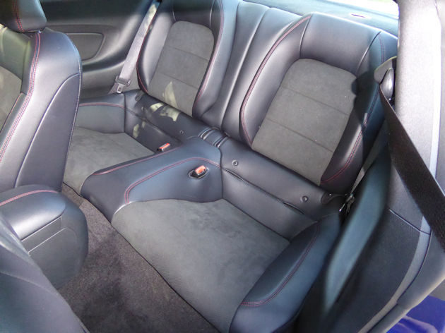 2016-ford-mustang-gt-coupe-rear-seat