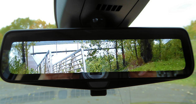 2017-cadillac-xt5-digital-rear-mirror