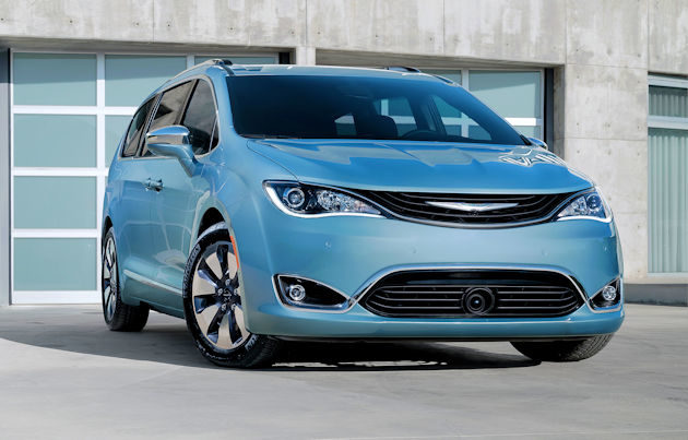 2017 Chrysler Pacifica front 2