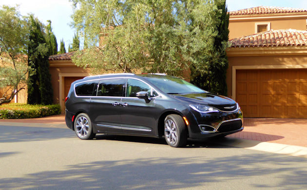 2017 Chrysler Pacifica front q