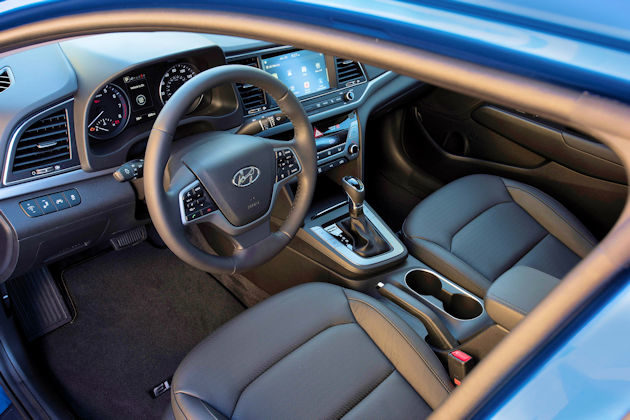 2017 Hyundai Elanta interior 2