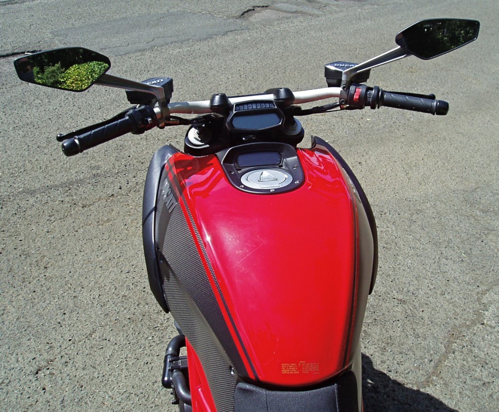 2012 Ducati Diavel - steering/fuel tank